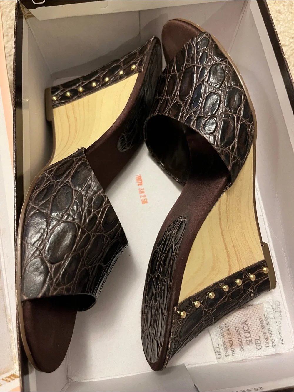 EUC Bandolino Brown Croc-Embossed Open-Toe Wedge Sandals